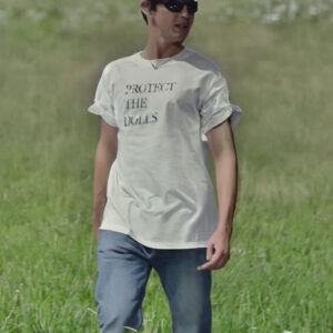 Protect The Dolls» t-shirt: significato, dove comprarla