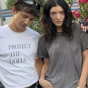 “Protect the Dolls”: entenda a camiseta que viralizou entre famosos